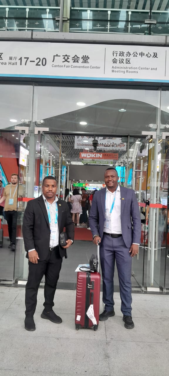 Joshua Aligy com empresário na entrada do Canton Fair Convention Center em Guangzhou