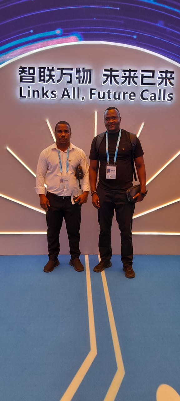 Empresários na Canton Fair junto ao painel Links All, Future Calls